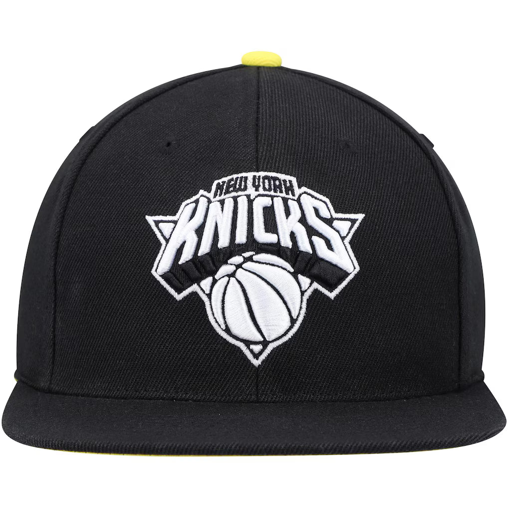 New York Knicks black and yellow snapback hat featuring an embroidered team logo and a flat brim design.